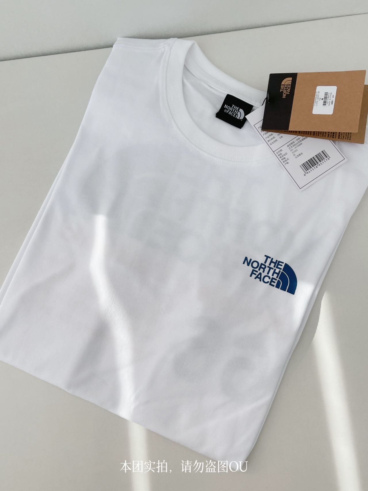 新款北面T恤引领时尚潮流,成为新标杆