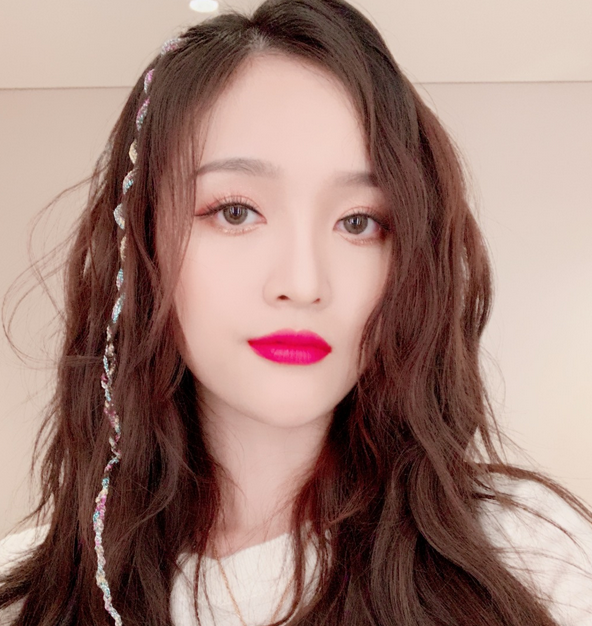 吴宣仪最新妆发视频，时尚潮流风向标