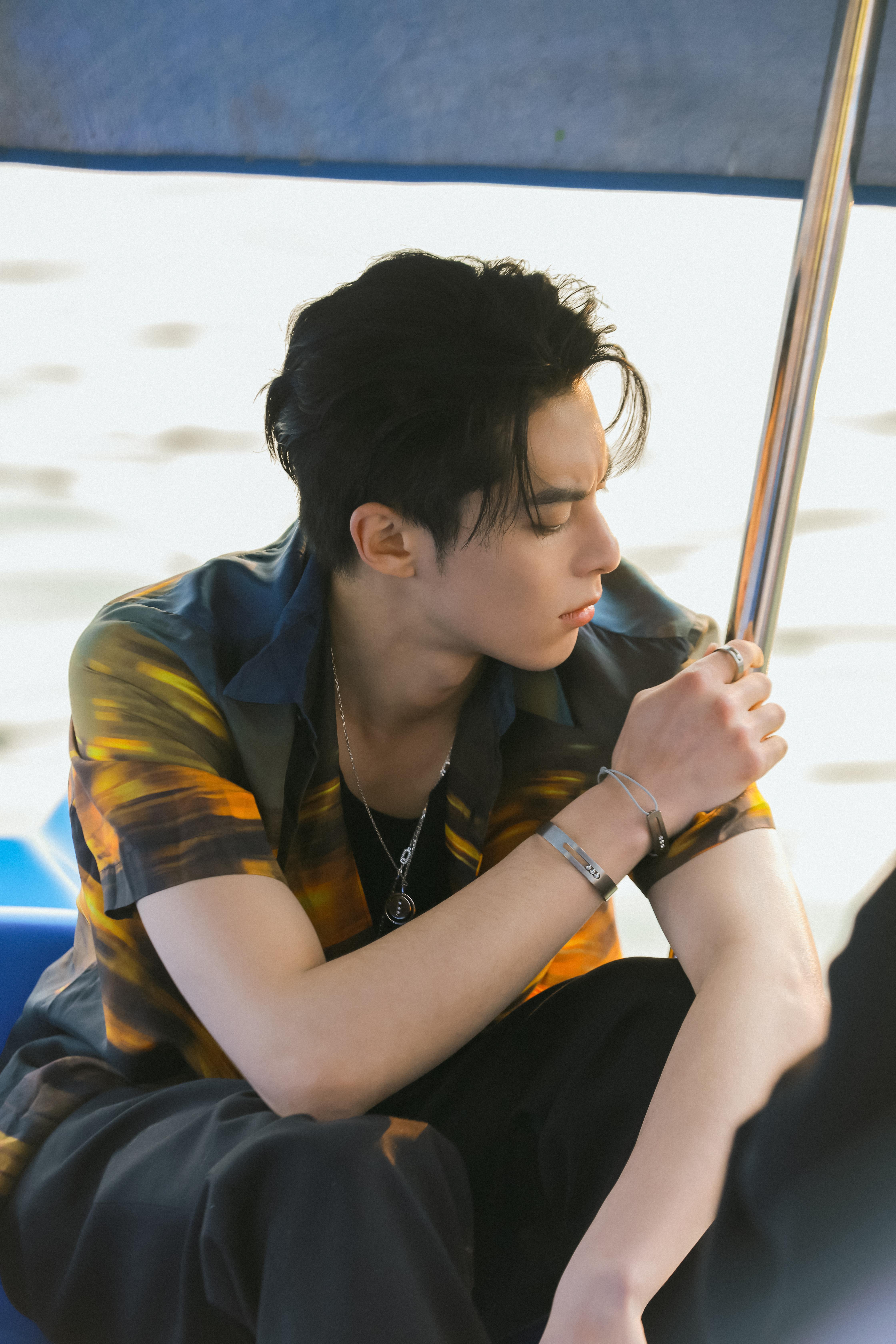 王鹤棣高清壁纸，魅力风采尽显，最新更新！