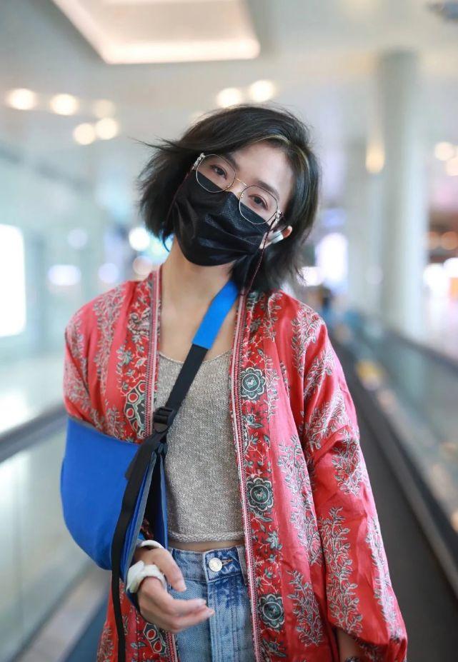 万茜最新机场时尚动态,星光闪耀,潮流前沿女王